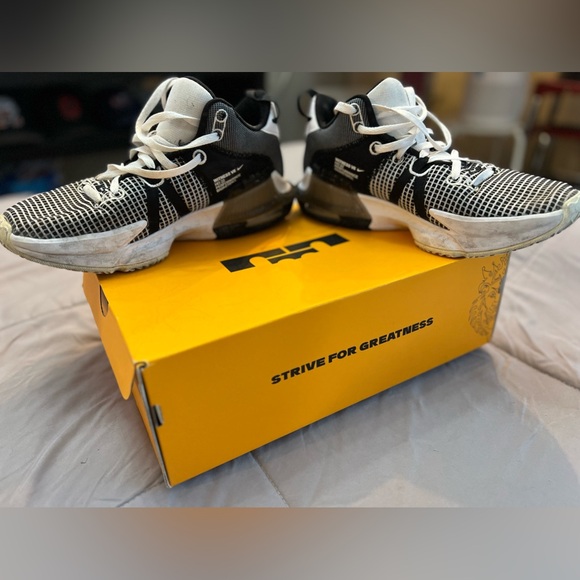 Nike , LeBron Witness 7 Basketball Shoes - Picture 3 of 4